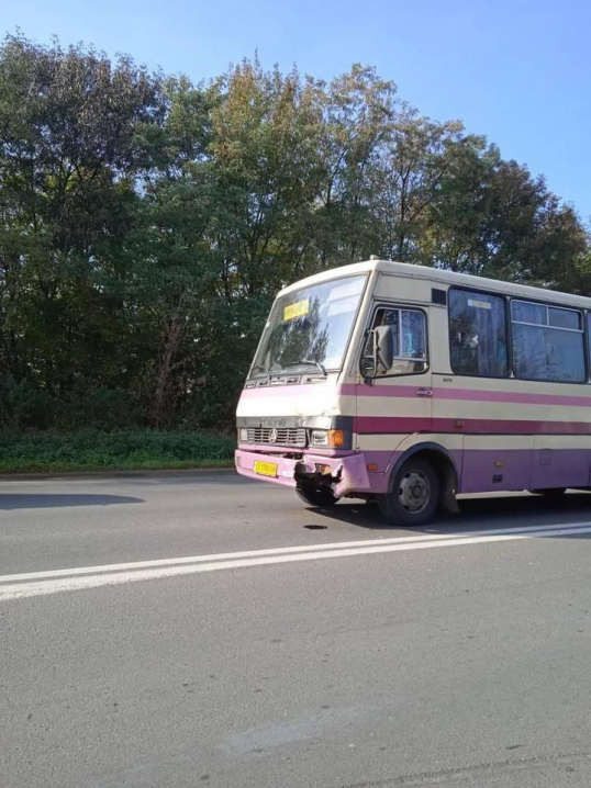 На вулиці Галицький шлях зіткнулись маршрутка та легковик