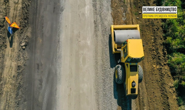 На Буковині близько пів сотні робітників ремонтують дорогу до КПП «Красноїльськ»