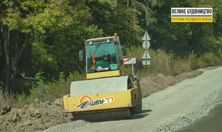 На Буковині близько пів сотні робітників ремонтують дорогу до КПП «Красноїльськ»
