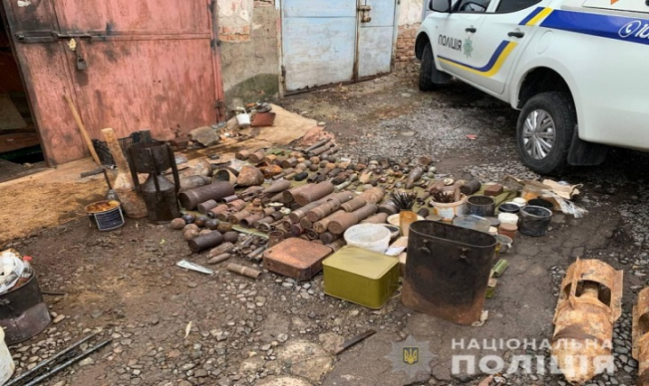 У гаражі чоловіка, який підірвався на снаряді на Буковині, виявили цілий арсенал