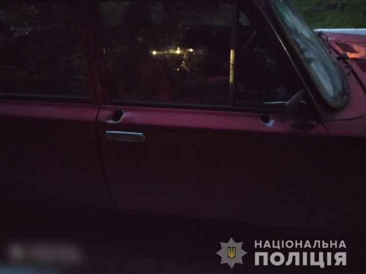 У Чернівцях обстріляли автівку з людьми: потерпілих госпіталізували
