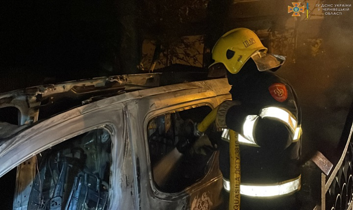 У Чернівцях минулої доби вщент згоріло авто У Чернівцях минулої доби вщент згоріло авто