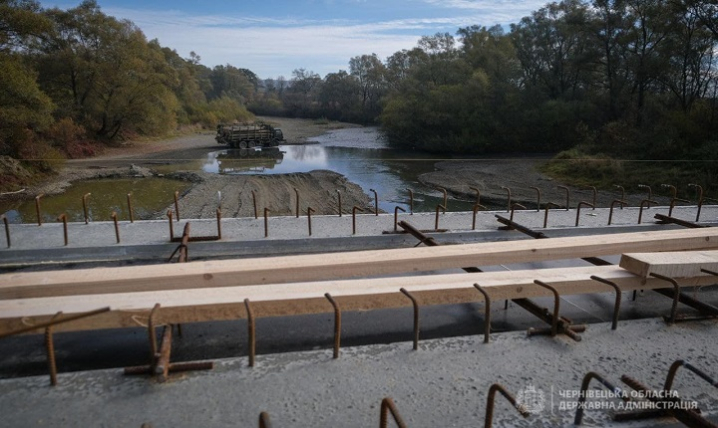 У Сторожинці завершують відновлення мосту через річку Сірет