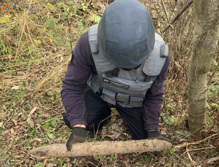 Буковинець на березі річки Кобилора натрапив на артснаряд часів ІІ Світової війни