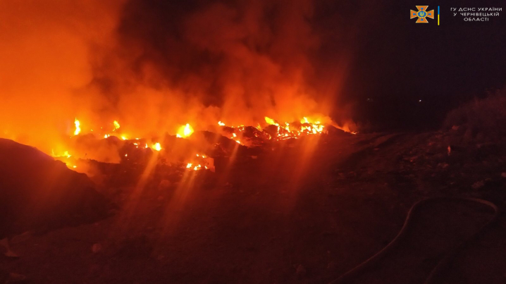 На Путильщині горіло стихійне сміттєзвалище