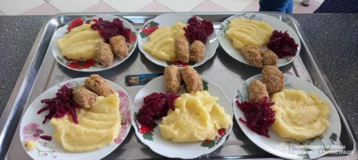 Мінестроне, гамбургери та нагетси: Буковинські школярі вже встигли оцінити нове шкільне меню