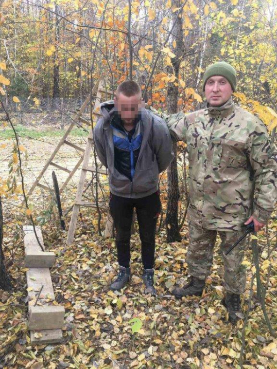 Жителя Красноїльська затримали, коли він за допомогою двох драбин переліз загорожу кордону
