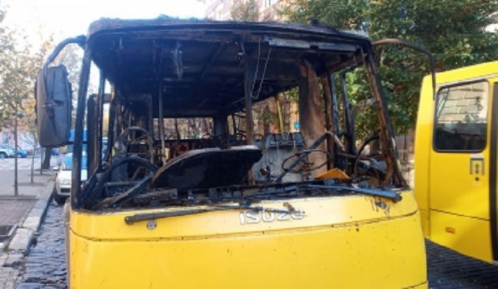 В маршрутці, яка сьогодні згоріла вщент у Чернівцях, перебувало 3 пасажирів