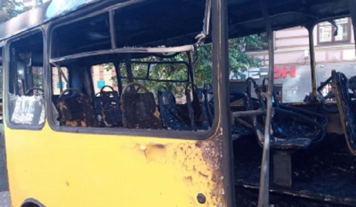 В маршрутці, яка сьогодні згоріла вщент у Чернівцях, перебувало 3 пасажирів