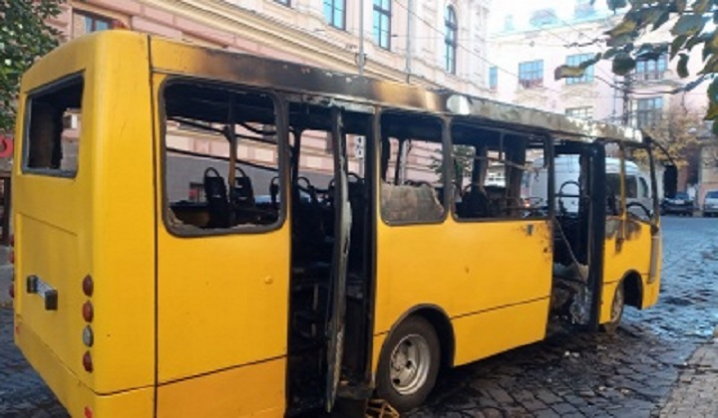 В маршрутці, яка сьогодні згоріла вщент у Чернівцях, перебувало 3 пасажирів