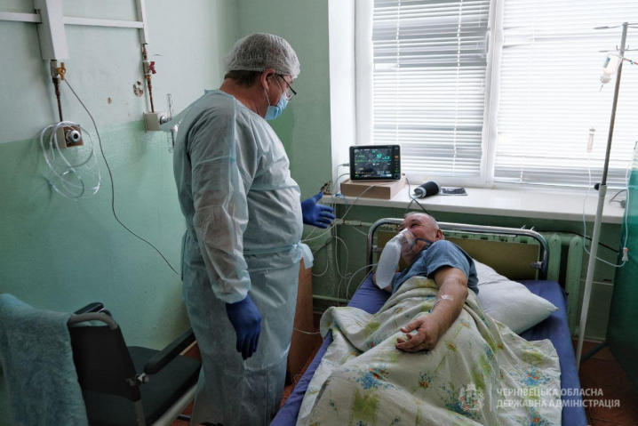 Киснева станція працює цілодобово: як лікують хворих на COVID-19 у Кіцманській лікарні