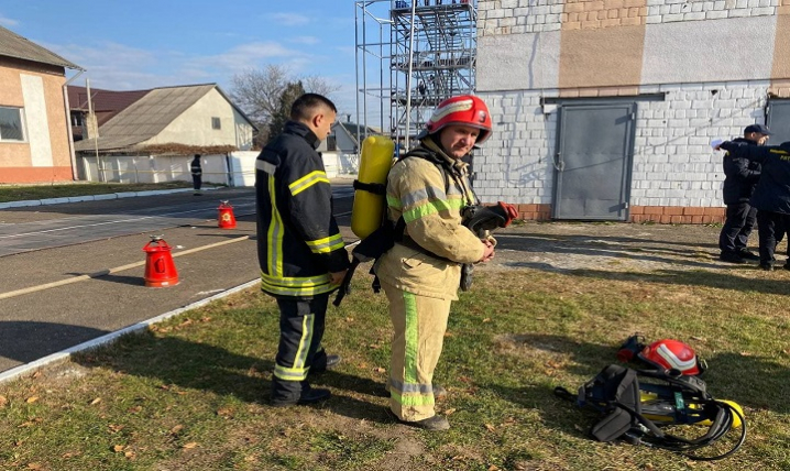 Серед рятувальників Буковини стартували змагання з газодимозахисної служби