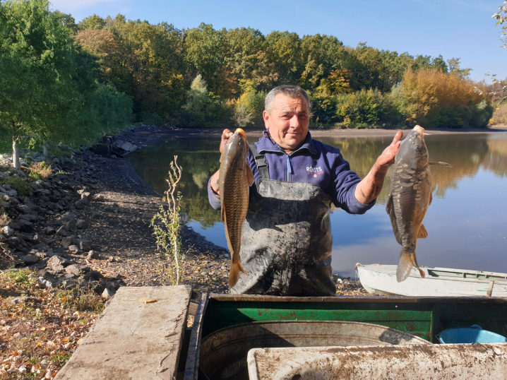 На Сокирянщині лісівники вирощують рибу у лісовому озері