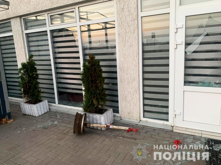 У селі Магала чоловік, намагаючись спалити ресторан, закинув палаючі шини у будівлю У селі Магала чоловік, намагаючись спалити ресторан, закинув палаючі шини у будівлю