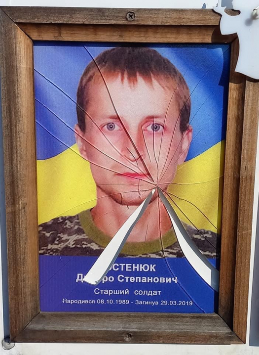 На Центральній площі вандали розтрощили портрети загиблих героїв АТО На Центральній площі вандали розтрощили портрети загиблих героїв АТО