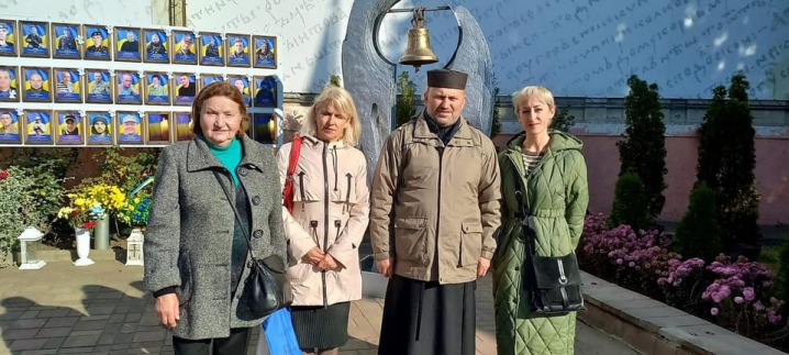 На Центральній площі вандали розтрощили портрети загиблих героїв АТО На Центральній площі вандали розтрощили портрети загиблих героїв АТО