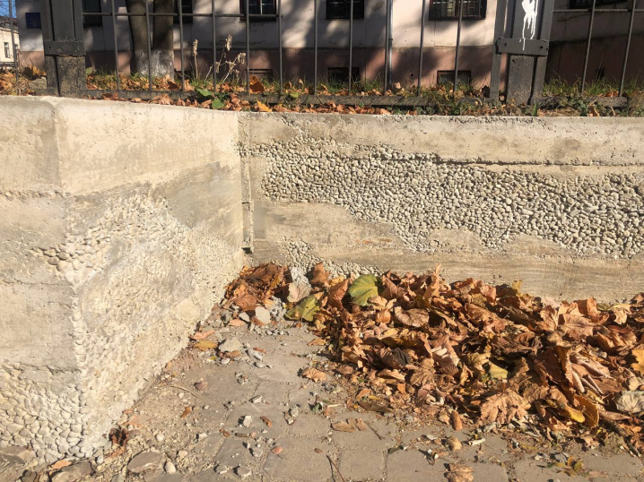 У Чернівцях біля обласної стоматологічної поліклініки не завершили ремонт огорожі У Чернівцях біля обласної стоматологічної поліклініки не завершили ремонт огорожі