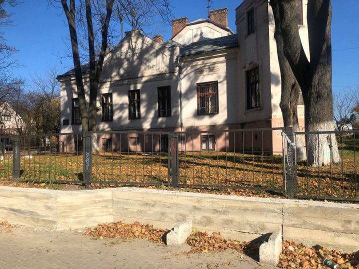 У Чернівцях біля обласної стоматологічної поліклініки не завершили ремонт огорожі