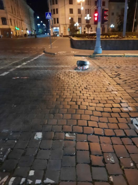 Таємницю шин на чернівецьких вулицях розкрито: ними прикривають аварійні люки