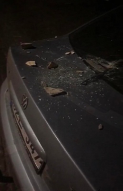У центрі Чернівців на автівку впав шматок фасаду та розтрощив її