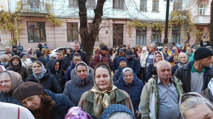У Чернівцях будівлю ОДА пікетують "антивакцинатори"