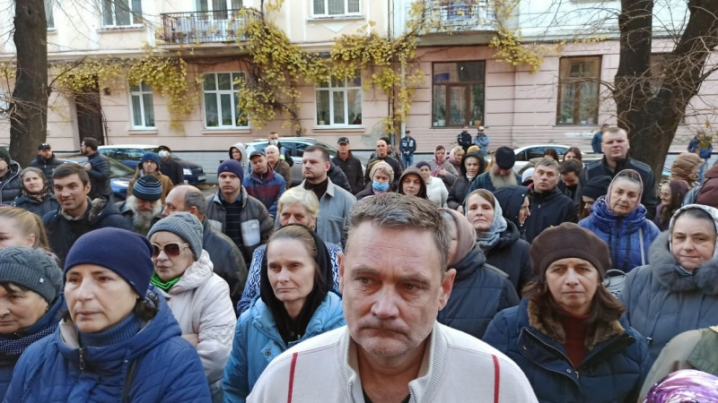 У Чернівцях будівлю ОДА пікетують "антивакцинатори"
