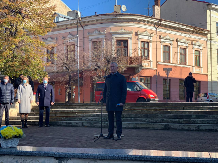 На Театральній площі Чернівців відзначили 103 річницю Буковинського віча