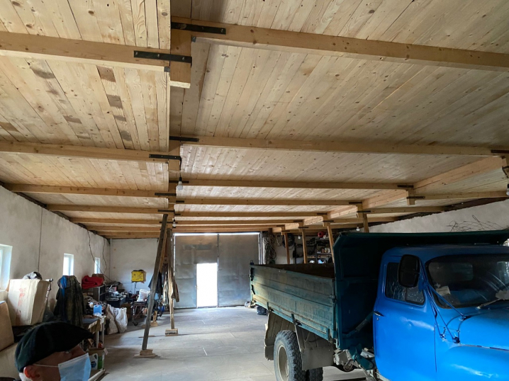 На Буковині прикордонники викрили тайник з куривом на 800 тисяч гривень та провели обшуки На Буковині прикордонники викрили тайник з куривом на 800 тисяч гривень та провели обшуки