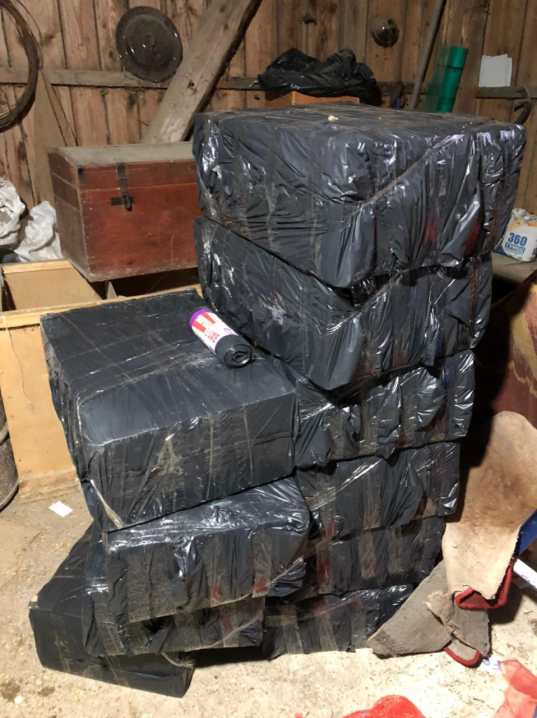 На Буковині під час обшуків у контрабандистів вилучили тютюну на понад 1 мільйон гривень На Буковині під час обшуків у контрабандистів вилучили тютюну на понад 1 мільйон гривень