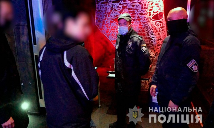 У Чернівцях поліція перевіряє COVID-сертифікати у відвідувачів нічних клубів