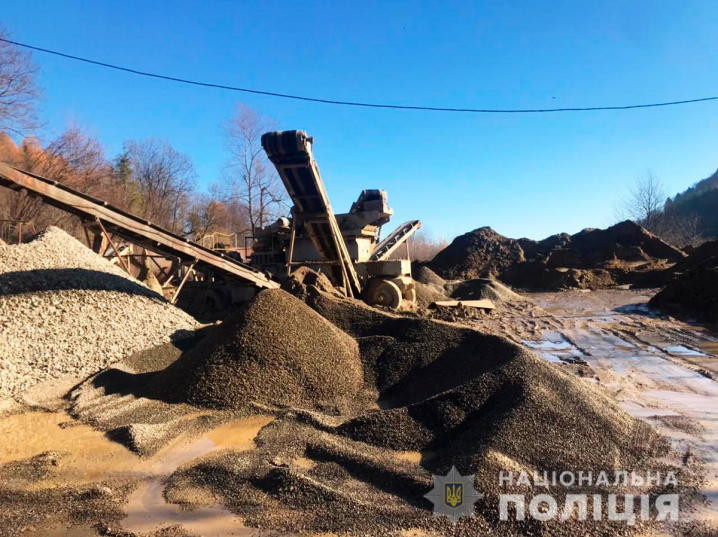 На Буковині невідомі незаконно видобували гравій: їх виявили за допомогою аеророзвідки На Буковині невідомі незаконно видобували гравій: їх виявили за допомогою аеророзвідки