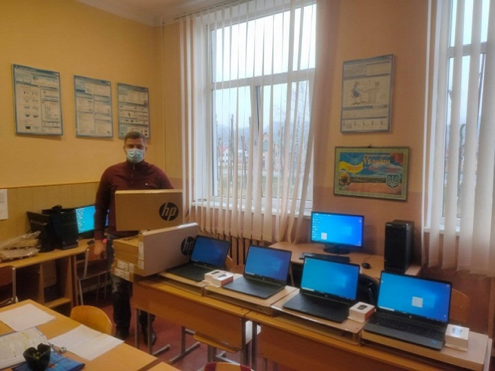 Громади Буковини отримали ще 704 ноутбуки для шкіл