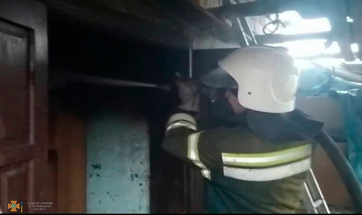 На Буковині під час гасіння пожежі рятувальники виявили тіло 36-річного чоловіка
