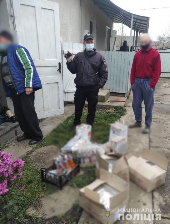 У буковинця вдома знайшли 100 літрів спирту та 100 пачок іноземних цигарок: чоловік торгував контрафактним товаром