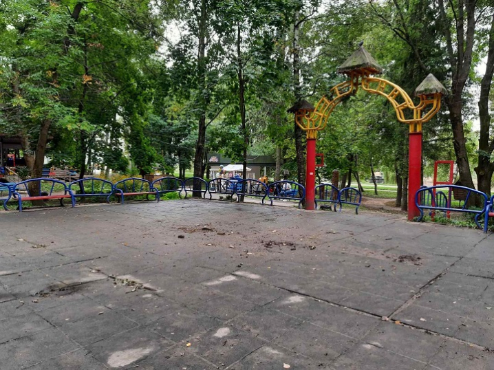 У парку "Жовтневий" на місці демонтованого дитячного майданчику з'явиться нова зона для розваг