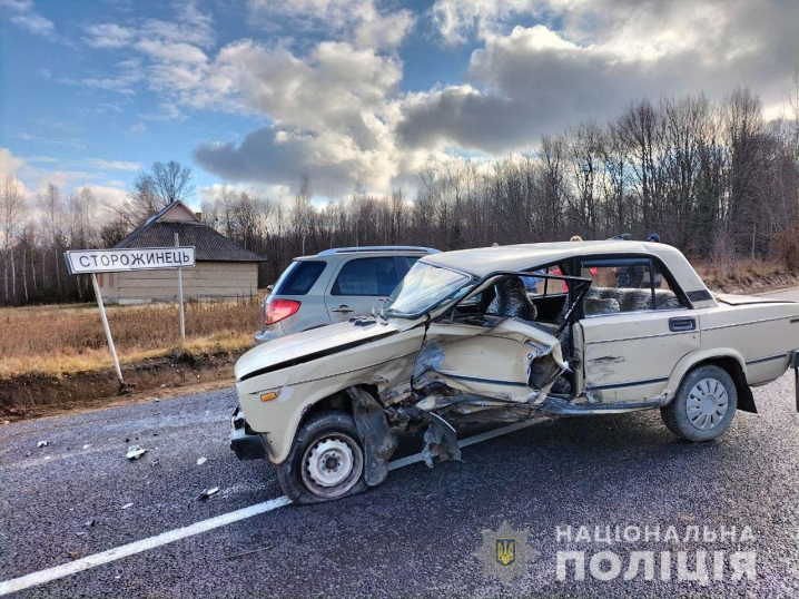 Під Сторожинцем зіткнулися ВАЗ і Fiat: потерпілого госпіталізували