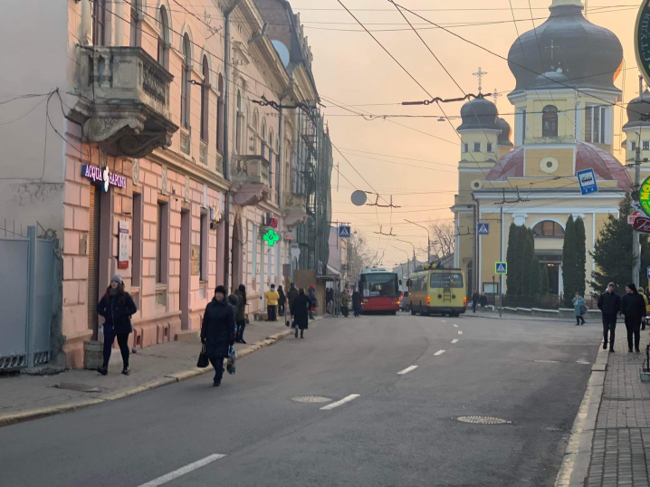 На розі вулиць Садовського та Руської у ДТП потрапив шкільний тролейбус