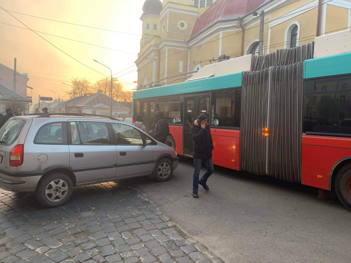 На розі вулиць Садовського та Руської у ДТП потрапив шкільний тролейбус