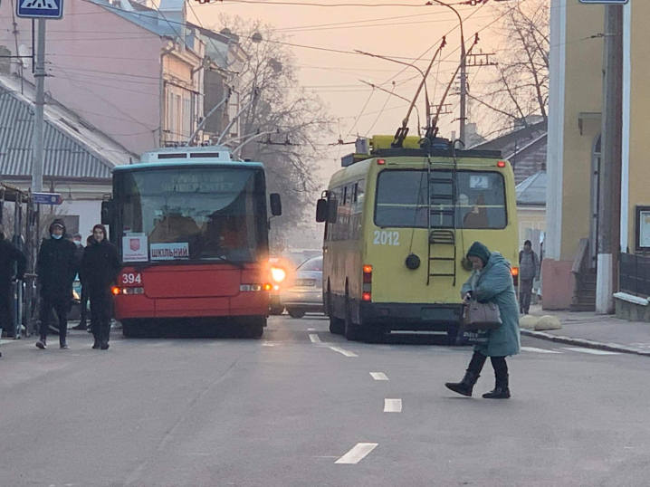 На розі вулиць Садовського та Руської у ДТП потрапив шкільний тролейбус