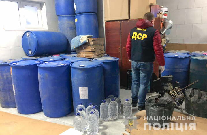 На Буковині поліція викрила  масштабне виробництво фальсифікованої горілки