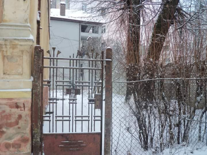 У центрі Чернівців ковану старовинну хвіртку замінили на металеві ворота
