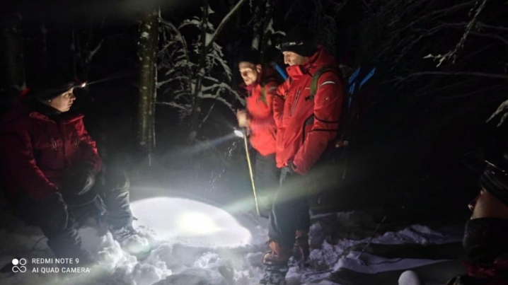 У Карпатах другу добу шукають туриста, який загубився під час катання на снігоходах