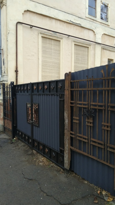 У центрі Чернівців ковану старовинну хвіртку тимчасово замінили на металеві ворота