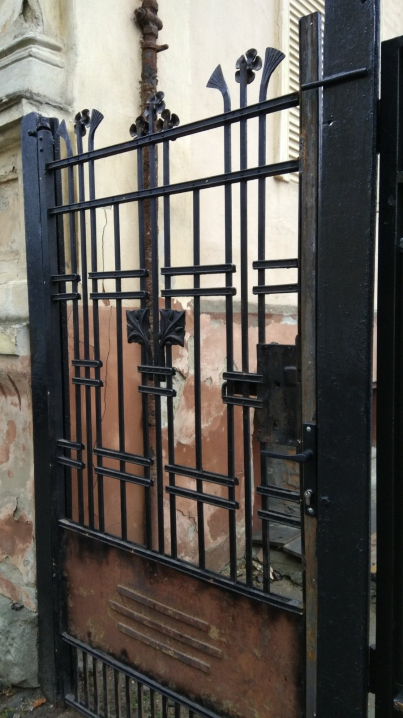 У центрі Чернівців ковану старовинну хвіртку тимчасово замінили на металеві ворота