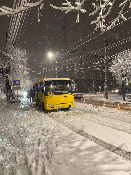 Кривава ДТП: у Чернівцях пішохід потрапив під колеса маршрутки