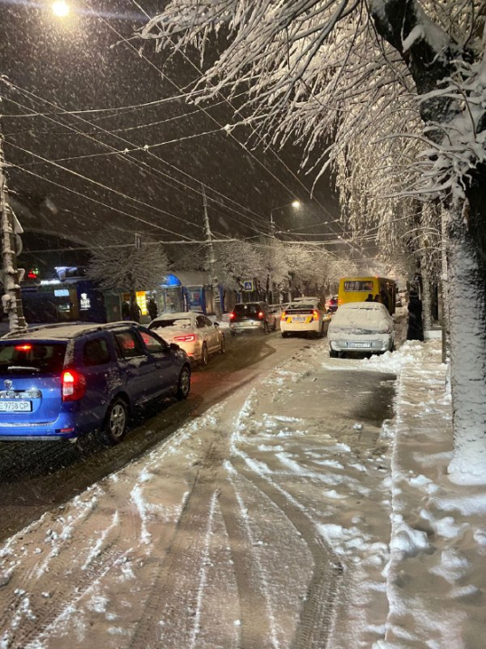 Кривава ДТП: у Чернівцях пішохід потрапив під колеса маршрутки