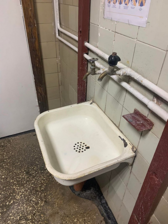 У цій школі час зупинився ще в 70-х роках минулого століття: депутатка показала стан навчального закладу у центрі міста У цій школі час зупинився ще в 70-х роках минулого століття: депутатка показала стан навчального закладу у центрі міста