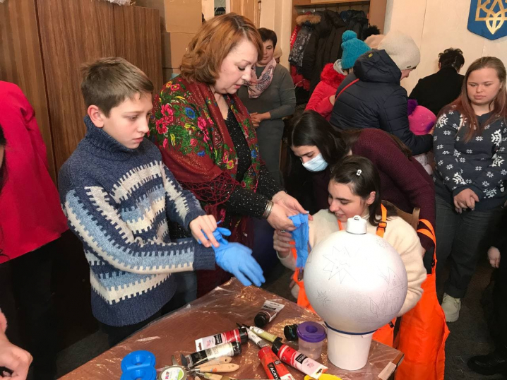 Буковинські діти створили дві великі іграшки для головної ялинки країни Буковинські діти створили дві великі іграшки для головної ялинки країни