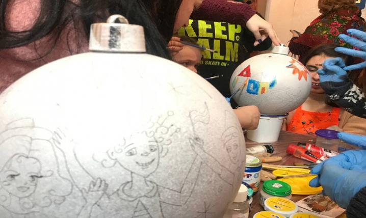 Буковинські діти створили дві великі іграшки для головної ялинки країни Буковинські діти створили дві великі іграшки для головної ялинки країни