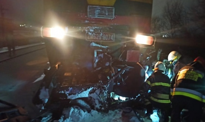 Потяг протаранив ВАЗ: у ДТП на Франківщині загинули двоє людей
